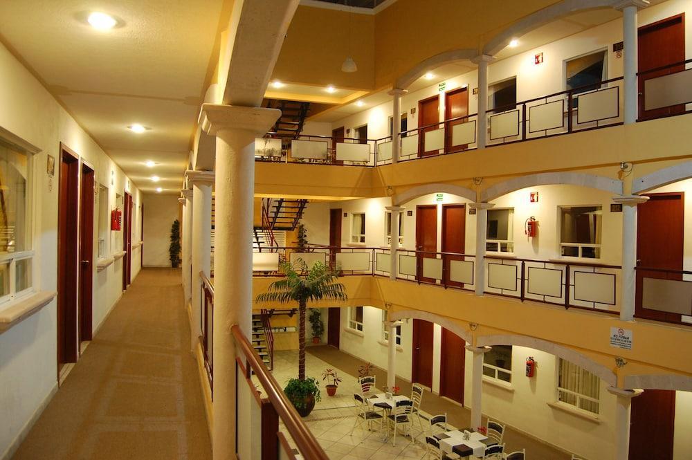 Capital O Hotel Victoria Морелия Екстериор снимка