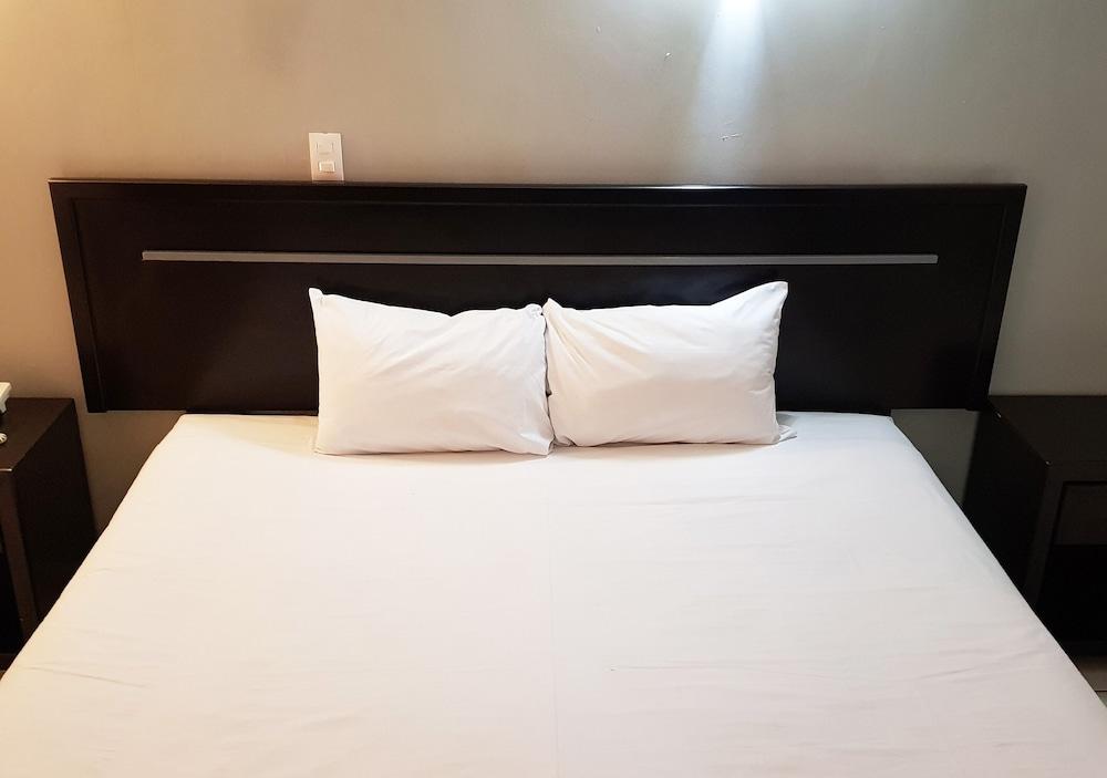 Capital O Hotel Victoria Морелия Екстериор снимка