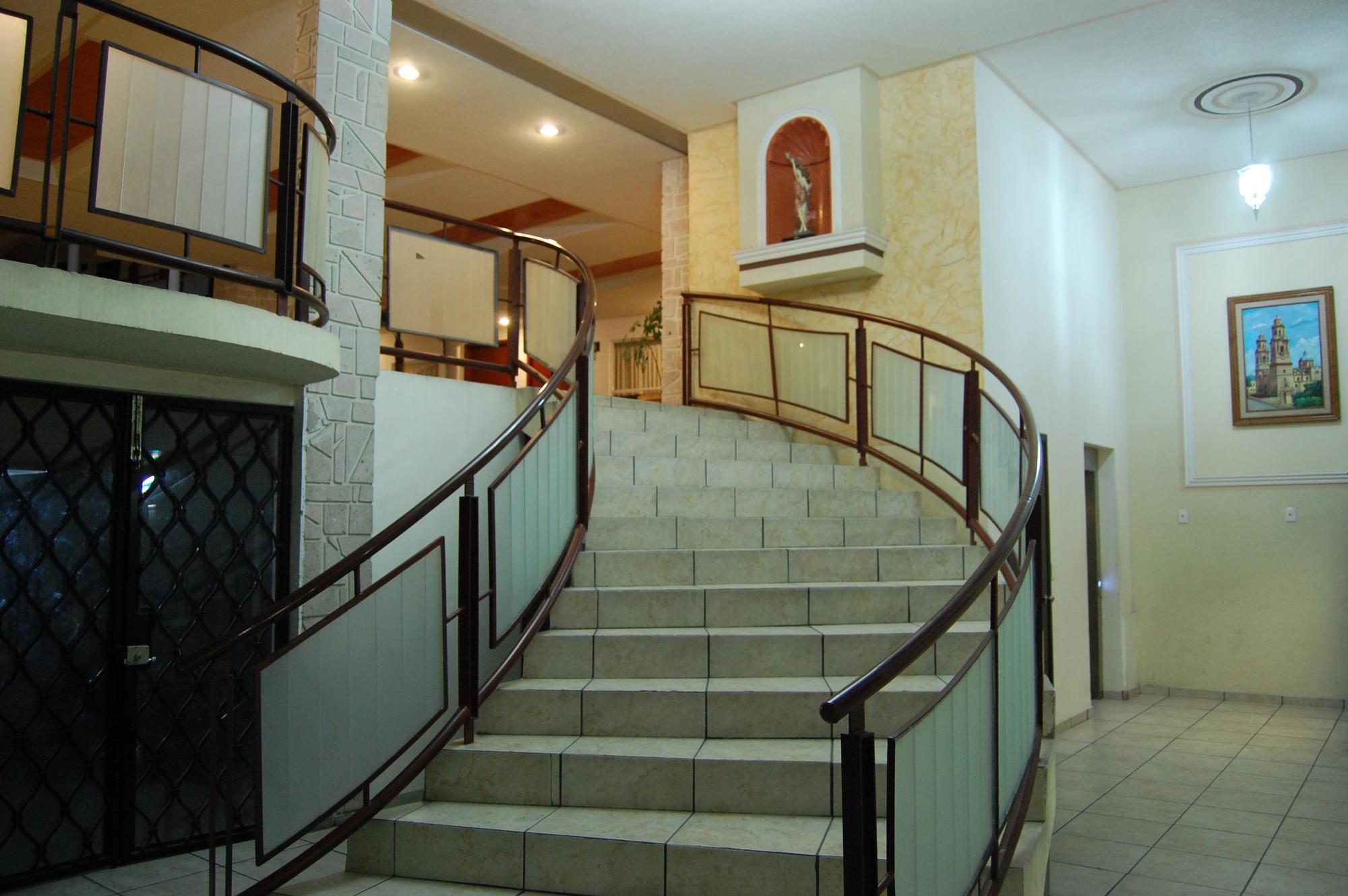 Capital O Hotel Victoria Морелия Екстериор снимка
